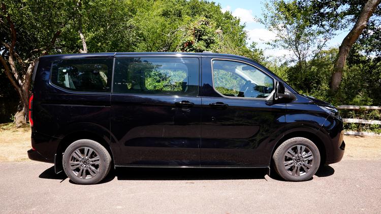 FORD TRANSIT CUSTOM 320 L2 DIESEL FWD 2.0 EcoBlue 136ps H1 Kombi Trend 9 Seater
